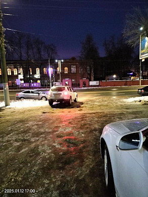 В центре города автолюбители выезжают с газона